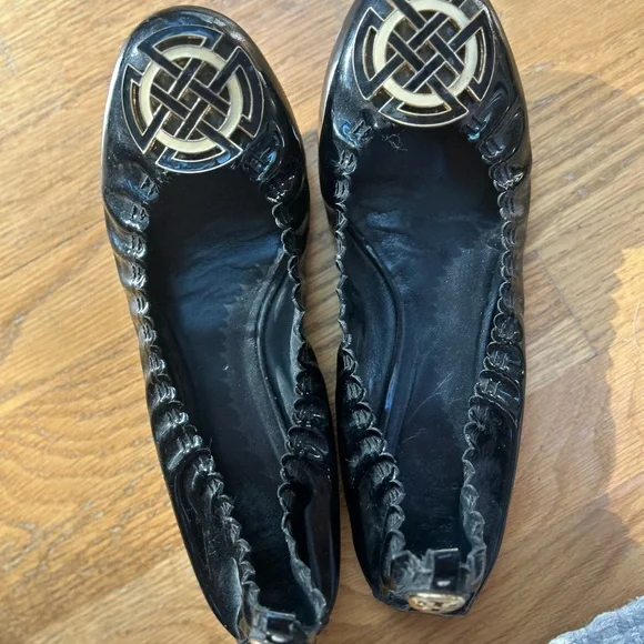 Elegant Black and Gold Women's Flats - Picture 3 of 4